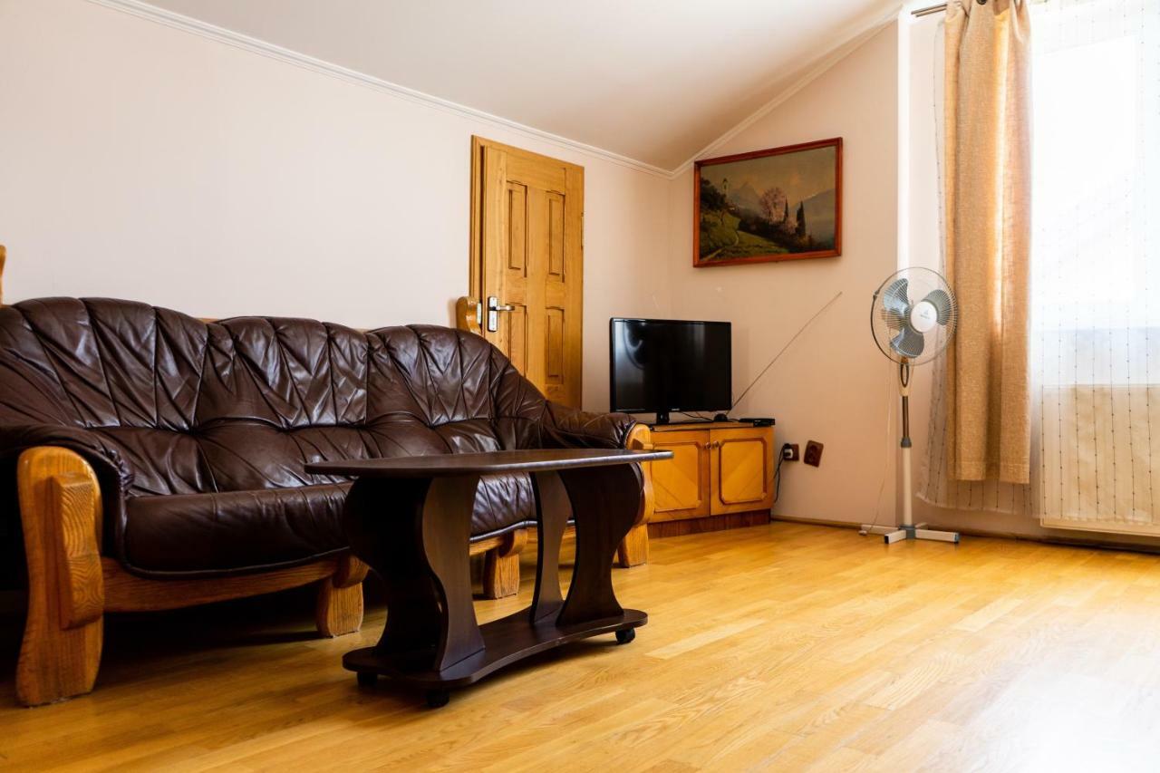 Hostel Villa Roma Lviv Exterior photo