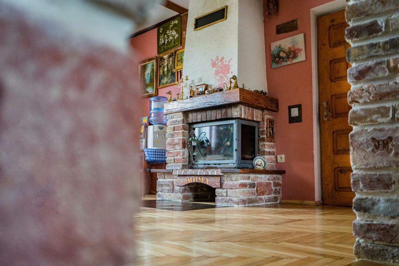 Hostel Villa Roma Lviv Exterior photo